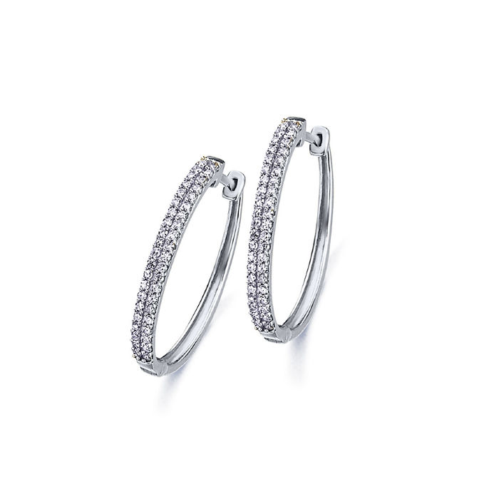 Argolas femininas LECARRÉ em ouro branco de dezoito quilates, com diamantes na parte frontal.
