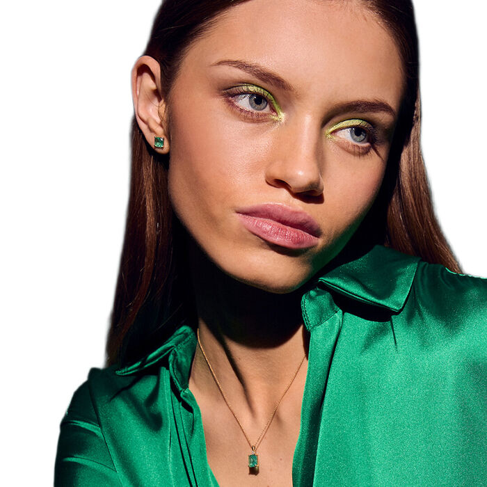 Modelo feminina com brinco e colar LECARRÉ, em ouro amarelo, com quartzo verde de forma quadrada.