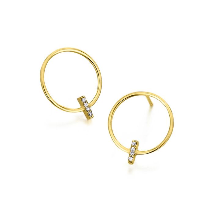 Par de brincos LECARRÉ em ouro amarelo com diamantes estilo baguete, colocados na ponta da argola.