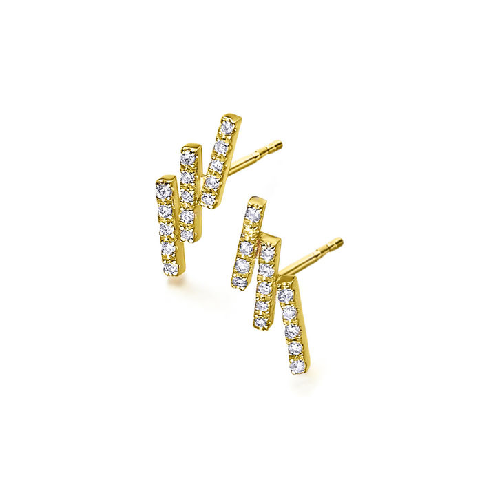 Par de brincos LECARRÉ em ouro amarelo com diamantes cravados em 3 barras, dando efeito de earcuff.