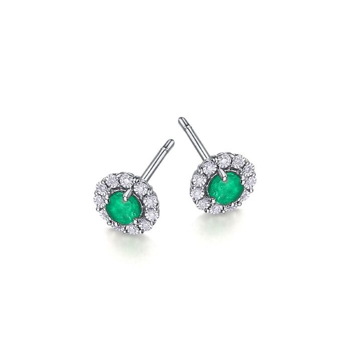 Brincos femininos LECARRÉ em ouro branco com diamantes cravados em volta de uma esmeralda verde.