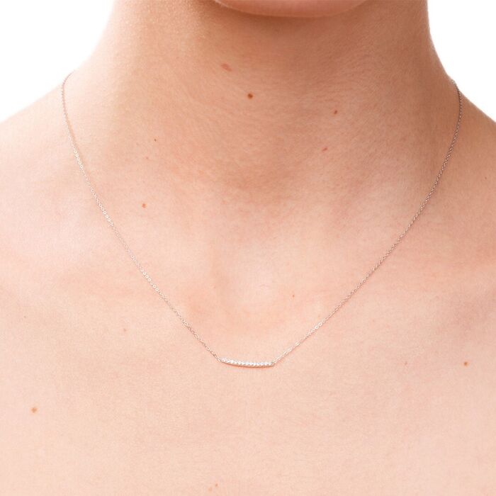 Pescoço feminino Lecarré com colar em ouro branco, com uma barra horizontal cravada de diamantes.