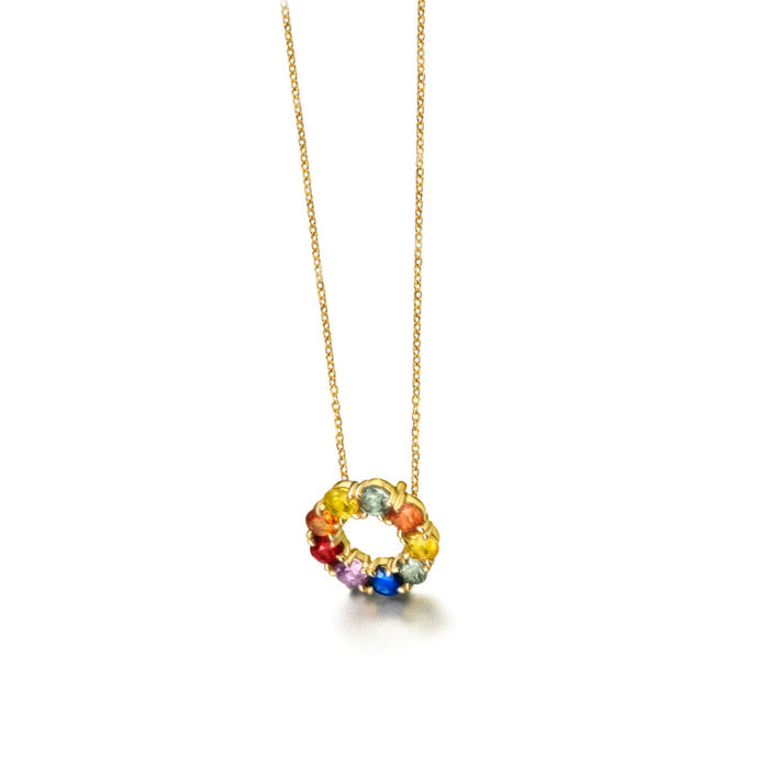 Colar feminino em ouro amarelo de 18 quilates, com safiras coloridas que formam um círculo pendente.