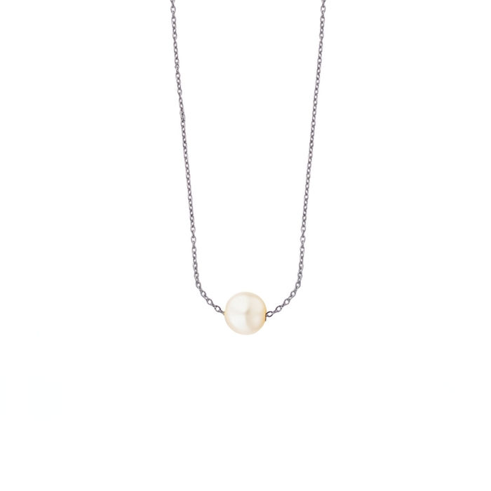 Vista aproximada de colar feminino Lecarré em ouro branco de dezoito quilates com pérola no centro.
