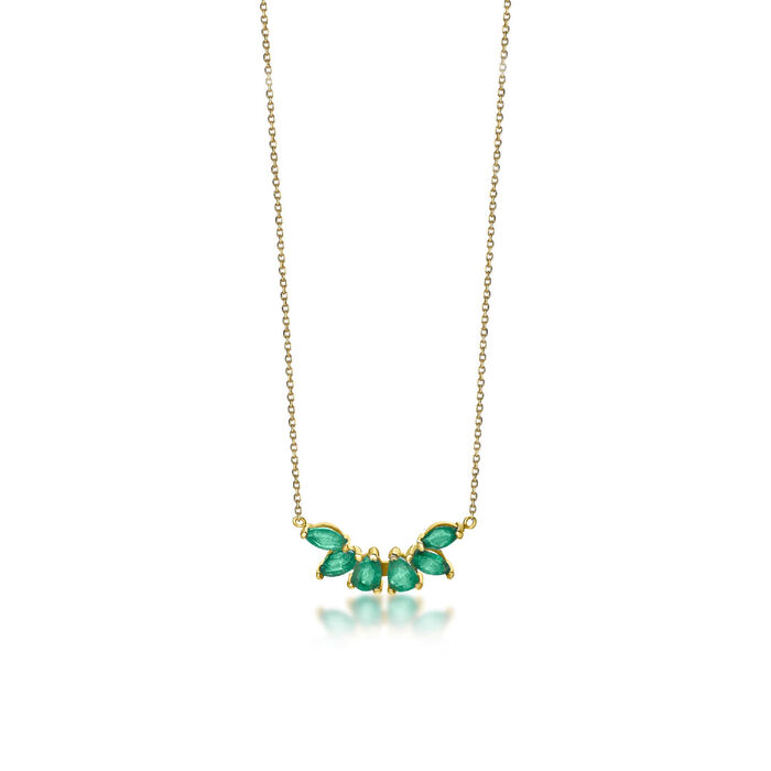 Colar feminino em ouro amarelo de dezoito quilates, com seis esmeraldas juntas, pendentes sob o fio.