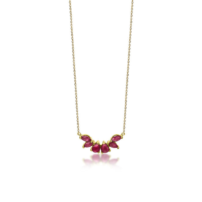 Colar feminino em ouro amarelo de dezoito quilates, com seis rubis vermelhos pendentes sob o fio.