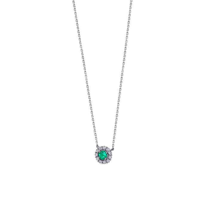 Colar feminino, malha em ouro branco, com esmeralda  verde e diamantes à volta, pendente sob fio.
