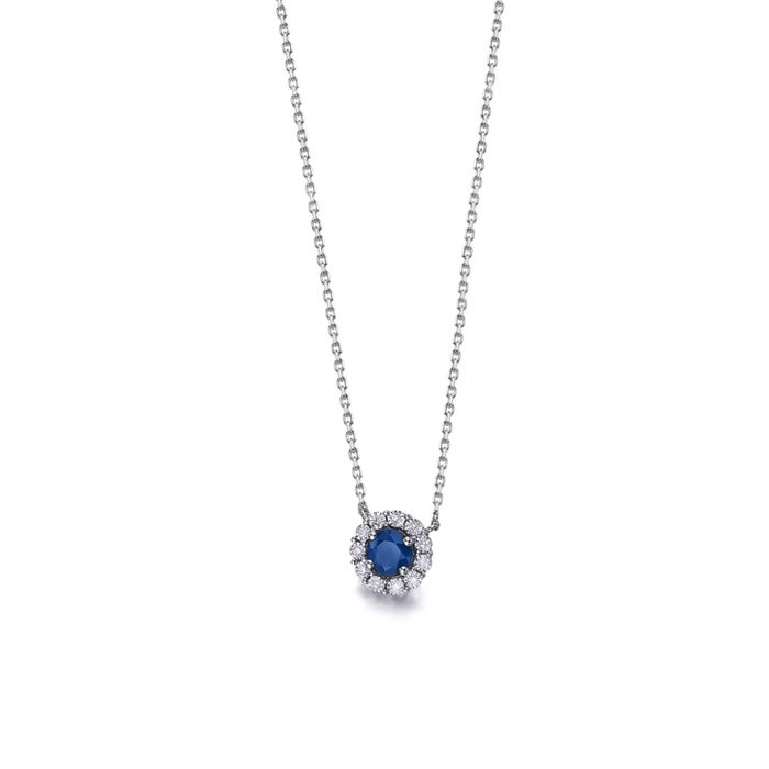 Colar feminino, malha em ouro branco, com safira azul e diamantes à volta, pendente sob fio fino.