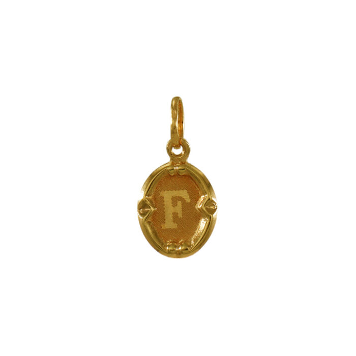 Medalha em ouro amarelo, de estilo pendente em formato oval, com a letra F gravada no interior.
