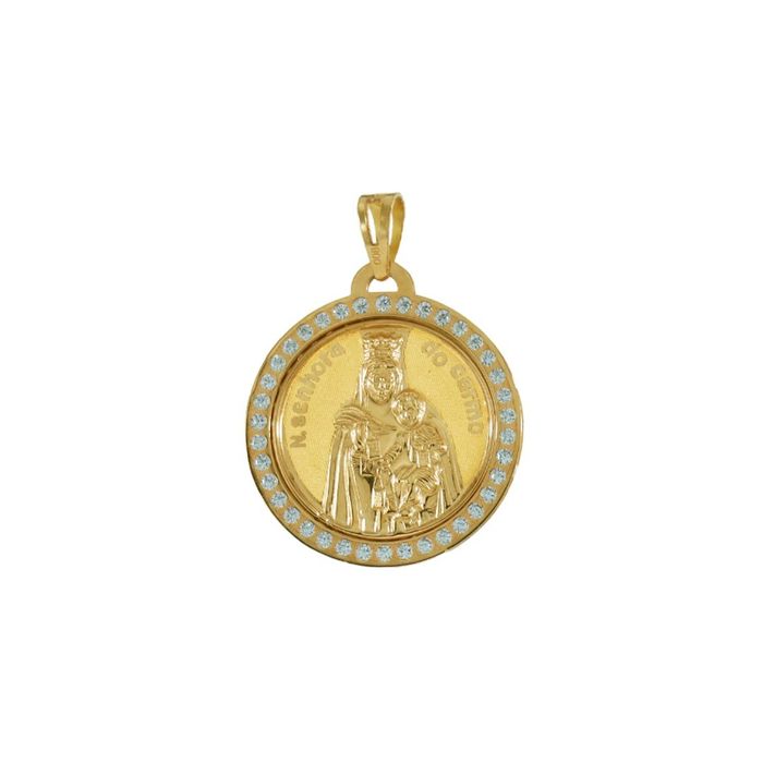 Medalha em ouro, com contorno de zircónias e no centro a imagem da Nossa Senhora do Carmo.