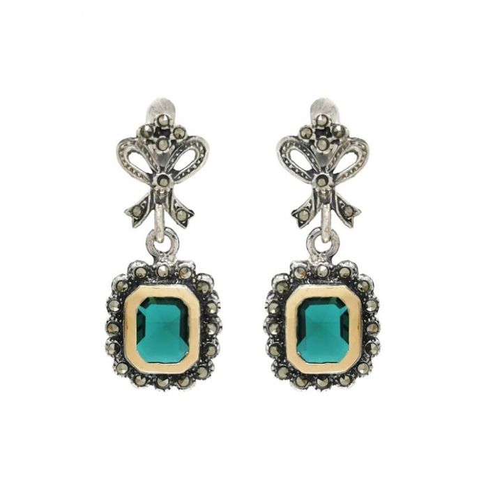 Brincos prateados Portugal Jewels com um pendente com marcassites e uma zircónia verde no centro.