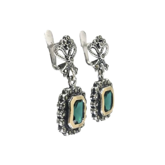 Brincos prateados Portugal Jewels, de lado, com um pendente com marcassites e uma zircónia verde..