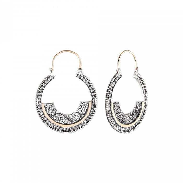 Brincos prateados Tashi circulares cravados de zircónias e com um estilo em filigrana no centro.
