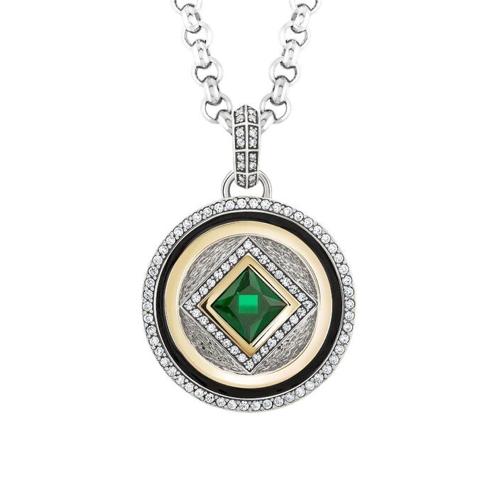 Colar com uma medalha Tashi com uma pedra verde em losango com frisos dourados e pedras à volta