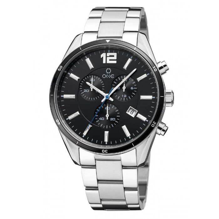 Relógio masculino One de bracelete prateada e com um mostrador preto em estilo cronógrafo.