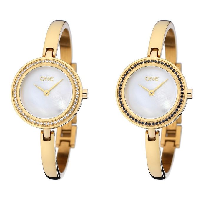 Dois relógios femininos dourados One, um com zircónias brancas e outro com pedras pretas no bisel.