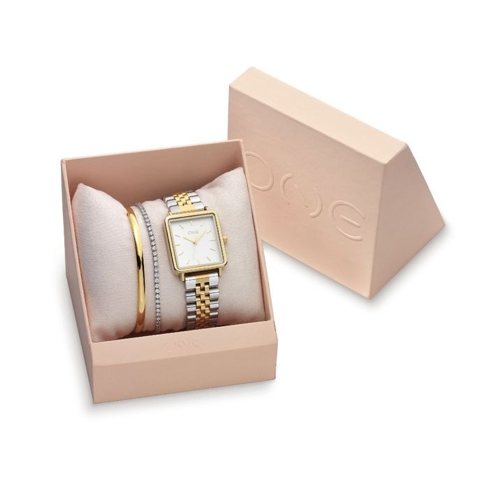 Box One rosa com um relógio bicolor, uma escrava dourada e uma pulseira prateada com pedras.