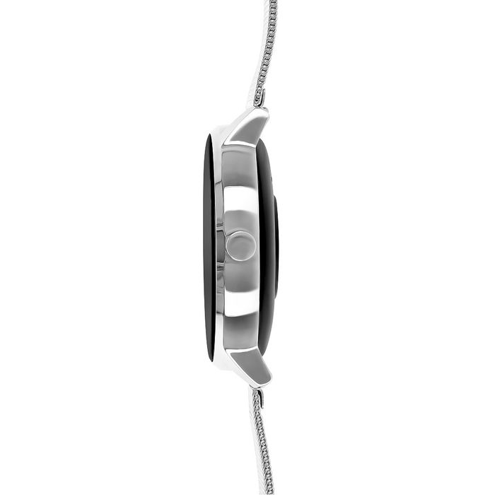 Relógio smartwatch feminino da One, de perfil, com uma bracelete prateada de malha milanesa.