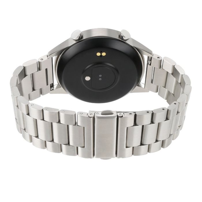 Vista traseira de um smartwatch masculino One pousado com uma bracelete em malha em elos prateados.