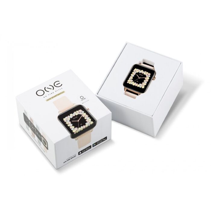 Caixa aberta com um smartwatch One de bracelete rosa e com uma caixa retangular com flores no ecrã.