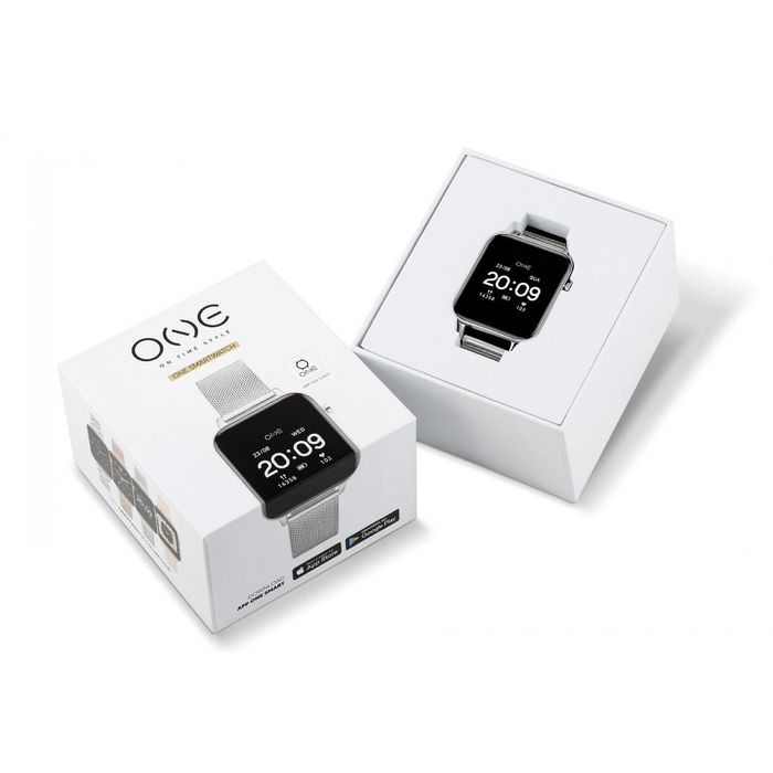 Caixa aberta com um smartwatch One de bracelete malha milanesa prateada e com caixa retangular.
