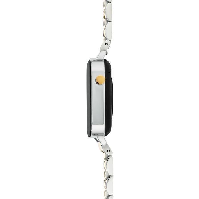 Relógio feminino One de lado com uma bracelete de elos prateados e um botão dourado na caixa.