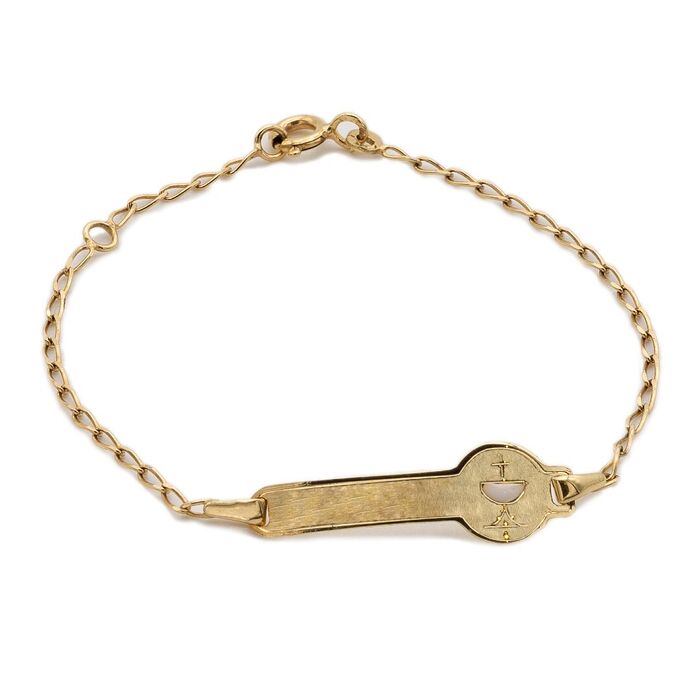 Pulseira Zerus em ouro 9kl para criança, com uma chapa detalhada com recortes de um cálice e cruz.