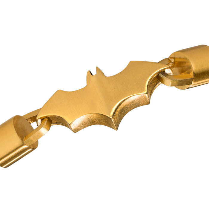 Detalhe da forma icónica de um Batarang dourado, de referência a Batman, de uma pulseira da Police.