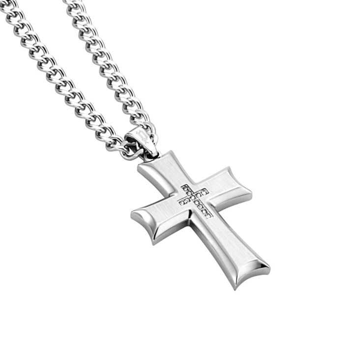 Detalhe de um pendente de uma cruz com uma outra no centro com pedras de um colar Police prateado.