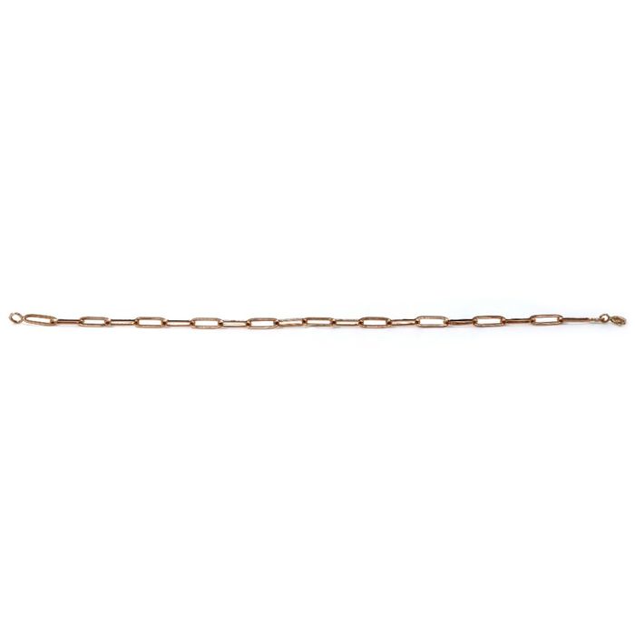 Vista aproximada de pulseira feminina em ouro, de tom dourado, com malha em formato de elos.