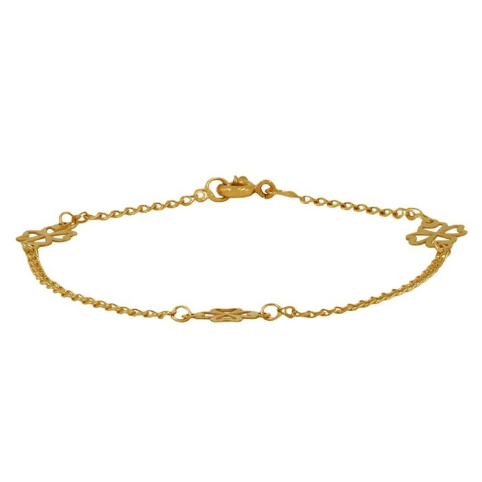 Imagem de pulseira em ouro de tom dourado, com malha de elos e três trevos intercalados na malha.