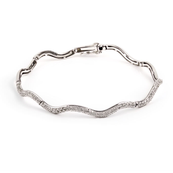 Pulseira feminina em ouro branco, estilo escrava com fecho, cravada de diamantes na parte frontal.