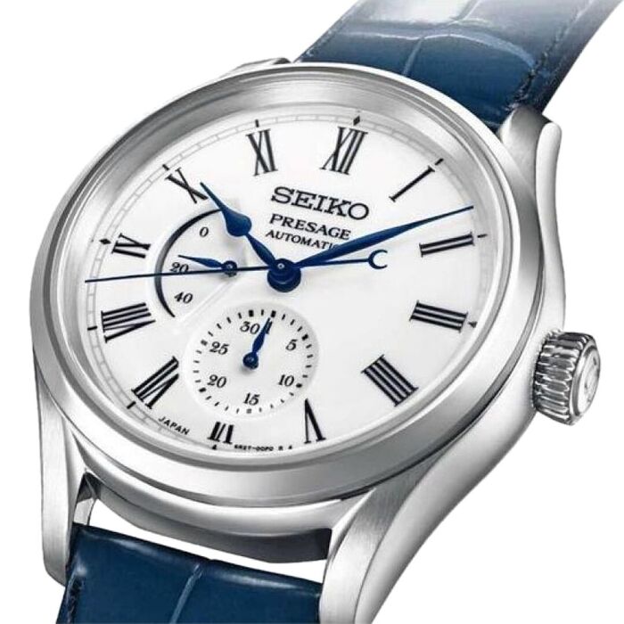 Vista detalhada de relógio Seiko Presage em aço inoxidável, bracelete pele, mostrador em porcelana.