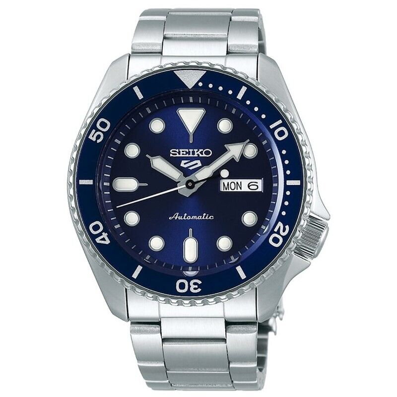 Relógio masculino Seiko 5 de bracelete e caixa em aço cor prateada, com mostrador azul e calendário.