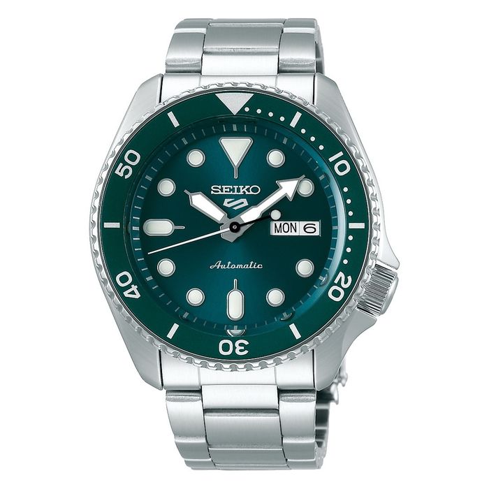Relógio masculino Seiko 5 com bracelete e caixa em aço cor prateada, mostrador verde e calendário.