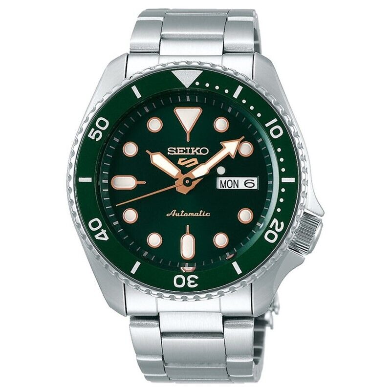 Relógio masculino Seiko 5 com bracelete e caixa em aço prateada, com mostrador verde e calendário.