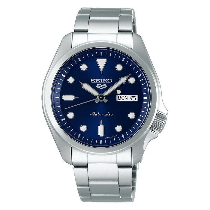 Relógio masculino Seiko 5, com bracelete e caixa em aço prateado e mostrador azul com calendário.