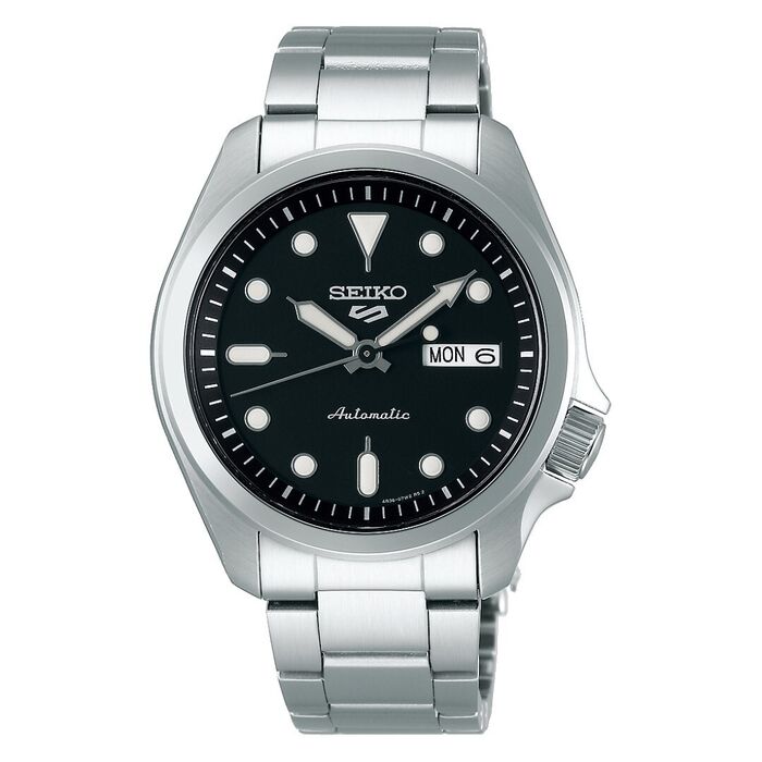 Relógio masculino Seiko 5, com bracelete e caixa em aço de cor prateada e mostrador preto.