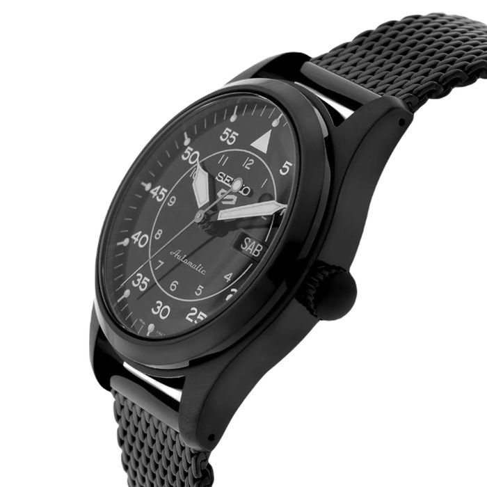 Vista lateral de relógio masculino Seiko, com bracelete e caixa em aço de cor preta, com calendário.
