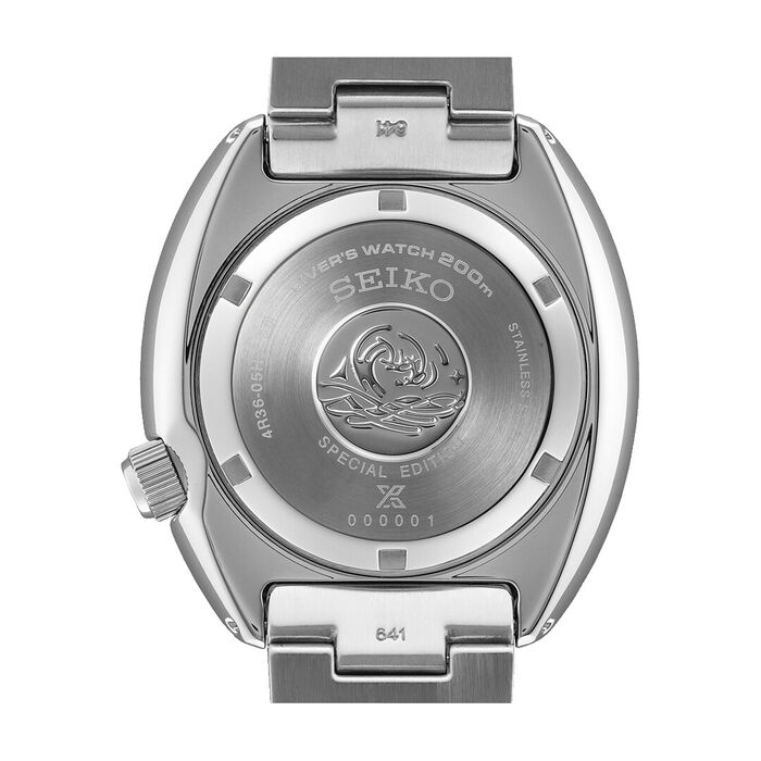 Vista traseira de relógio masculino Seiko Prospex, de bracelete e caixa em aço com vista da tampa.