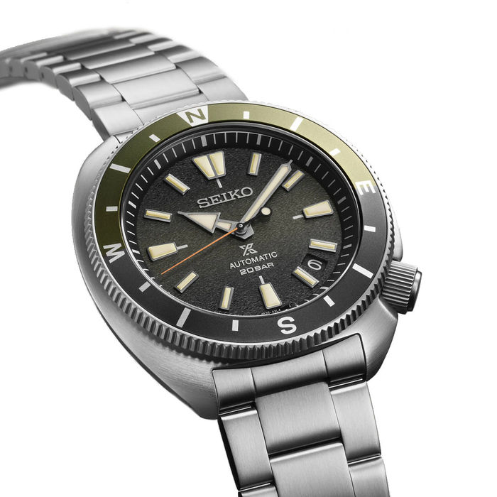 Vista lateral de relógio masculino Seiko Prospex, com bracelete e caixa em aço, mostrador tom verde.