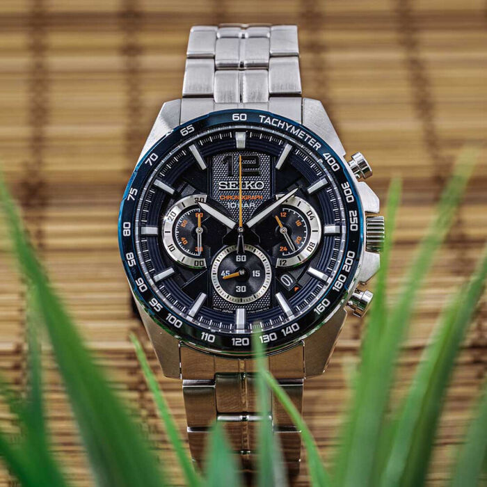 Incluído na natureza, relógio Seiko com bracelete e caixa em aço prateado mostrador cronógrafo azul.