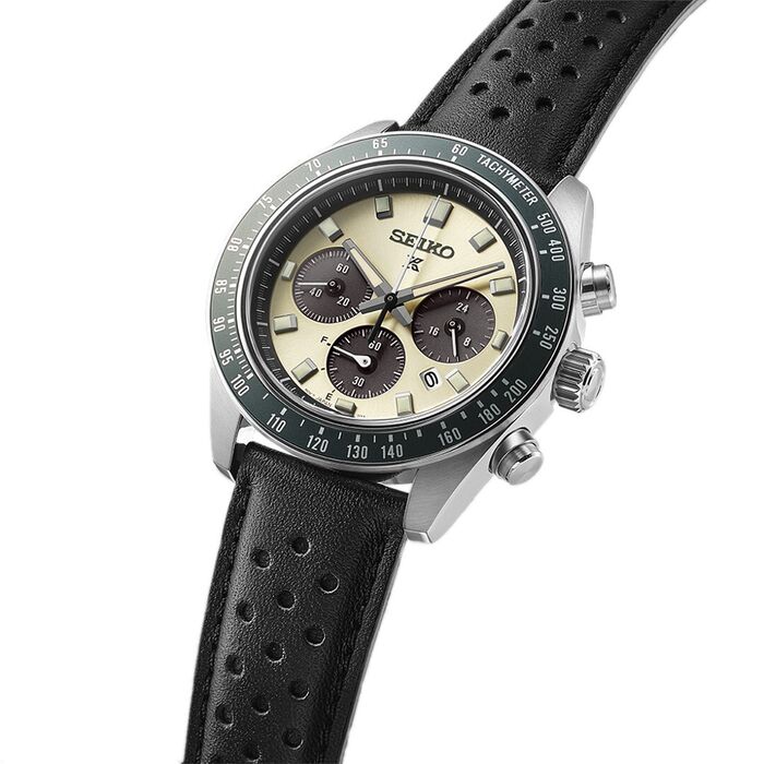 Vista lateral de relógio masculino Seiko, com bracelete pele e caixa aço prateada, mostrador bege.
