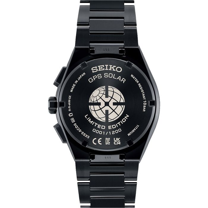 Vista traseira de modelo masculino Seiko Astron, detalhando a tampa onde indica o número de serie.
