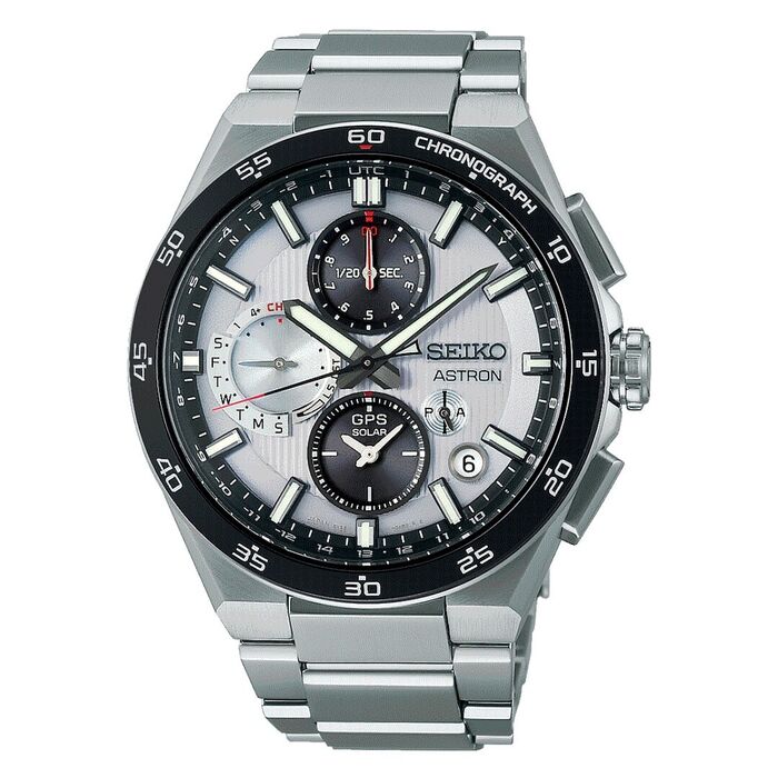 Relógio masculino Seiko Astron de bracelete e caixa em titânio prateado, mostrador cinza e preto.