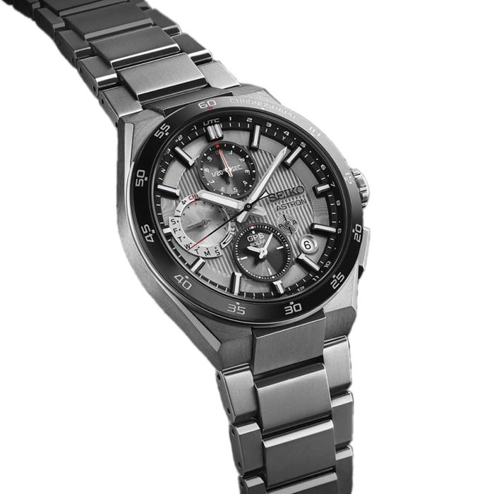 Vista detalhada de Seiko Astron de bracelete e caixa em titânio prateado, mostrador cinza e preto.