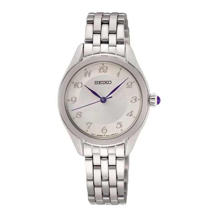 Relógio Seiko feminino com bracelete e caixa prateada, com mostrador redondo de tom branco.