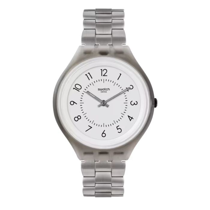 Vista de frente de um relógio analógico prateado da Swatch com um mostrador branco.