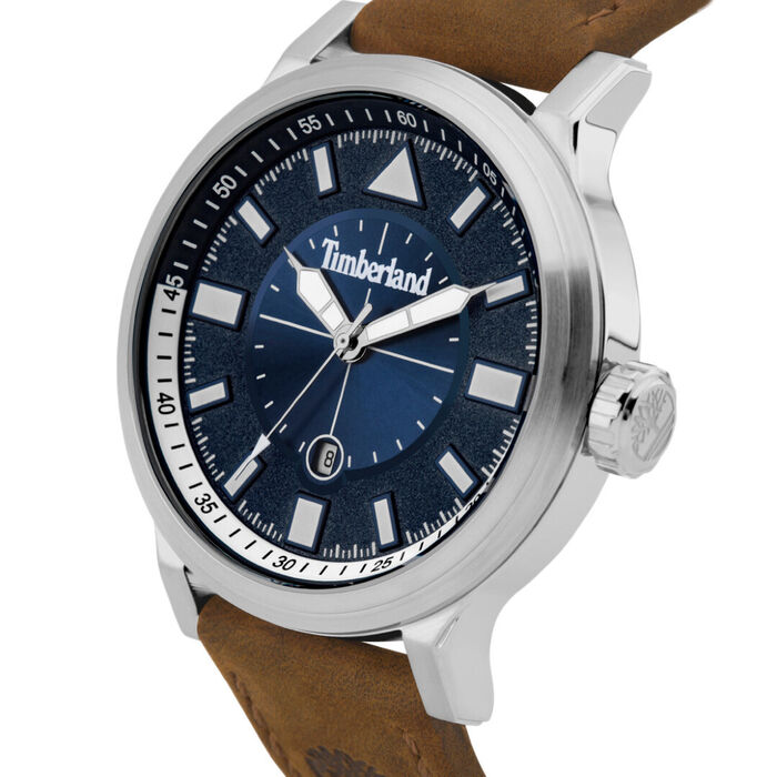 Detalhe da caixa de um relógio analógico da Timberland com um mostrador azul com calendário.