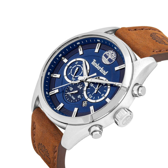 Detalhe da caixa prateada e mostrador cronógrafo azul de um relógio analógico da Timberland.
